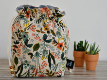 Load image into Gallery viewer, Flowers and leaves / Hand made project bag (4335009923106)